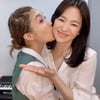 "진짜 내꺼" 송혜교, 옥주현 볼뽀뽀 화답했다..찐친 인증 제대로