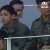 '軍복무' BTS 뷔, 왜 여기서 나와? 군복 입고 축구 직관 [스타이슈]