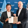 '파리행' 정몽규, FIFA 회장에 '회장은 국민욕받이다' 자서전 전달... 친필 사인까지
