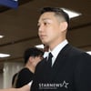 유아인 팬클럽, 징역 1년·법정 구속에 눈물 바다 [스타현장]