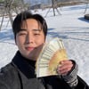 데이식스 영케이, 돈 얼마나 번 거야..5만원 돈다발 들고 환한 미소