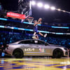 188㎝ 단신 '날았다', 기아 승용차 넘어 덩크 폭발! 역대 최초 NBA 덩크 콘테스트 3연패 '위엄'