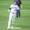 '와' 오타니 괴력의 1호 홈런 폭발! 왜 관중 손 맞고 떨어졌는데 홈런으로 인정됐나... '159.5km 강속구 쪼개버렸다'