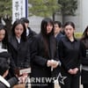 [K-EYES]뉴욕타임스 "뉴진스의 담대함, 그 때문에 멈춰야한다면 잔인해"