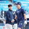[포토]'민병헌 해설위원과 악수' 전준우