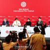 [한번에쓱]'설렘가득' BIFF2025 개막작 '어쩔수가 없다' 기자회견