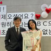 이영애, 드디어 손석희 만났다..꽃다발 들고 활짝 '웃음'