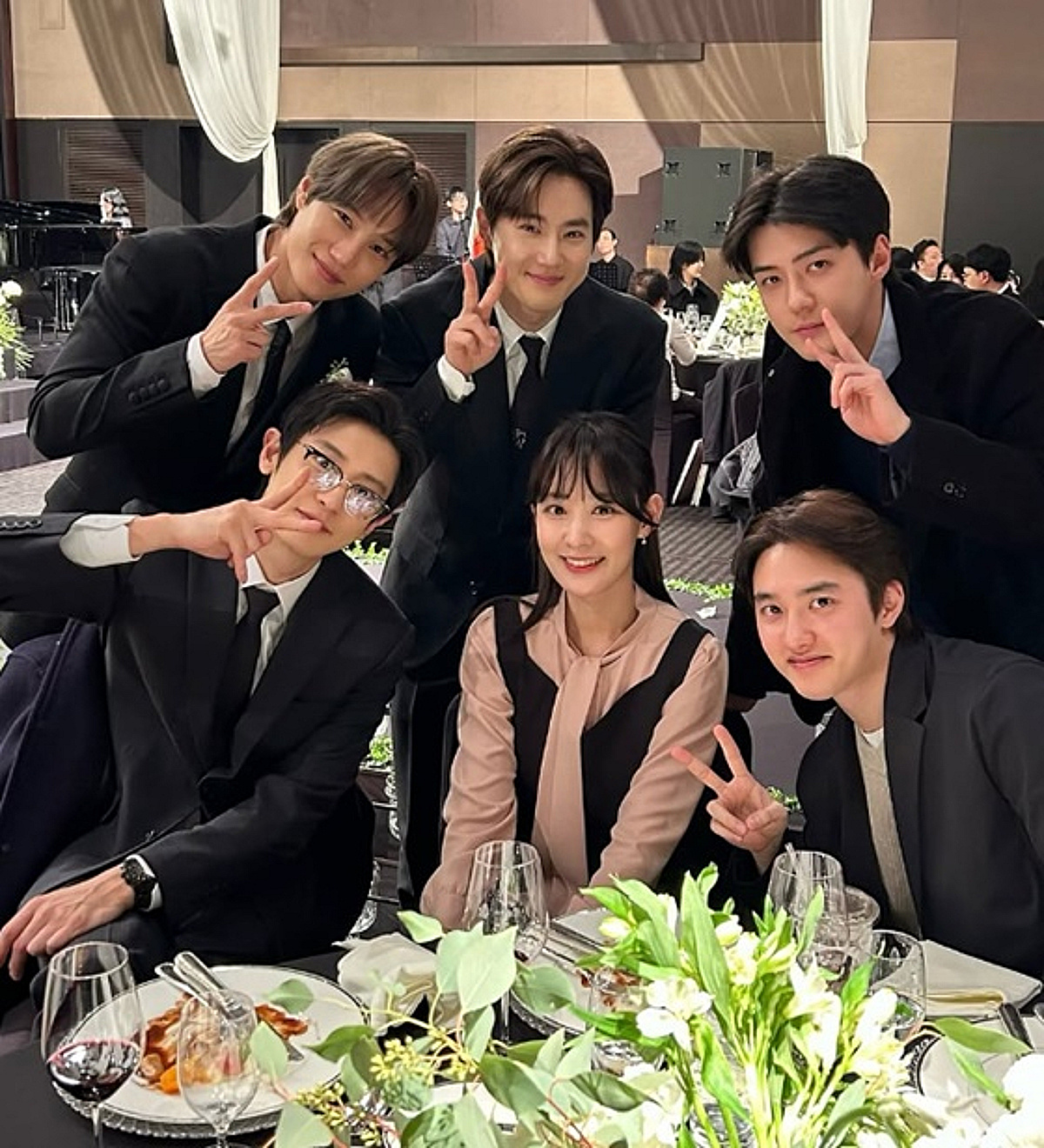 '찬열 친누나' 박유라, 수호 친형 결혼식 참석..엑소 멤버들 만나 자랑... - 뉴스 썸네일 이미지