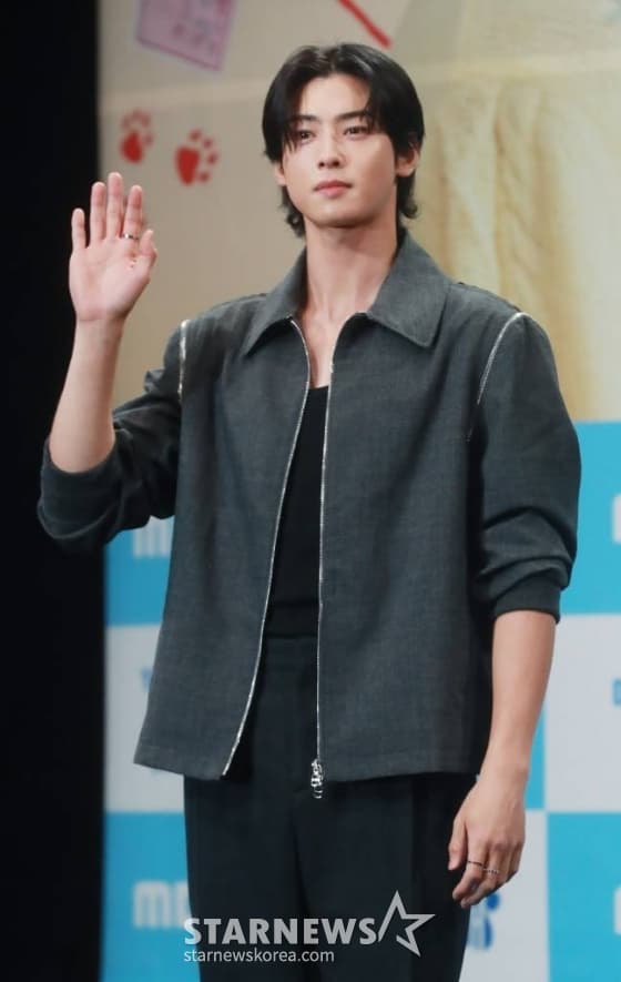배우 차은우가 11일 오후 서울 마포구 상암동 MBC에서 진행된 수요드라마 '오늘도 사랑스럽개' 제작발표회에 참석해 포즈를 취하고 있다. 키스를 하면 개로 변하는 저주에 걸린 여자와 그 저주를 풀 수 있는 유일한 치트키지만 개를 무서워하는 남자의 댕며드는 예측불허 판타지 로맨스 드라마 '오늘도 사랑스럽개'는 오늘(11일) 첫 방송된다. /2023.10.11 /사진=이동훈