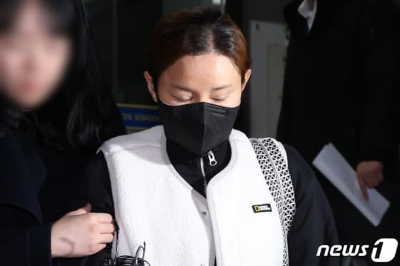 (서울=뉴스1) 민경석 기자 = 펜싱 국가대표 출신 남현희씨가 8일 밤 전청조 사기 공범 의혹 관련 피의자 신분으로 조사를 마친 뒤 서울 송파경찰서를 나서고 있다. 2023.11.8/뉴스1 Copyright (C) 뉴스1. All rights reserved. 무단 전재 및 재배포, AI학습 이용 금지.