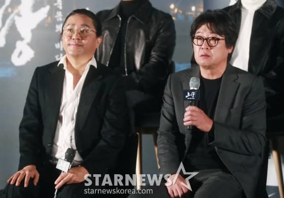 배우 김윤석, 김한민 감독이 12일 오후 서울 롯데시네마 월드타워점에서 진행된 영화 '노량: 죽음의 바다'(감독 김한민) 언론시사회 및 기자간담회에 참석해 질문에 답하고 있다. /2023.12.12 /사진=이동훈