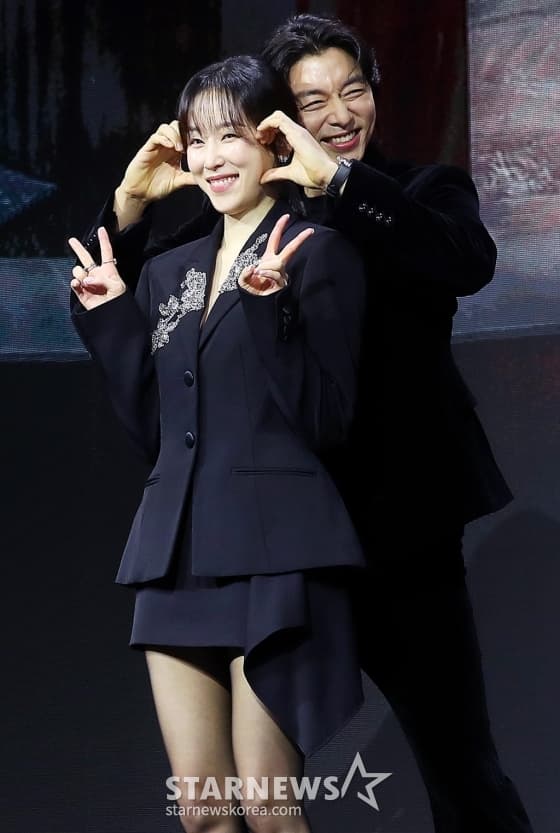 배우 공유, 서현진이 26일 오전 서울 강남구 역삼동 라움아트센터에서 진행된 넷플릭스 시리즈 '트렁크' 제작발표회에 참석해 포즈를 취하고 있다.  '트렁크'는 호숫가에 떠오른 트렁크로 인해 밝혀지기 시작한 비밀스러운 결혼 서비스와 그 안에 놓인 두 남녀의 이상한 결혼 이야기를 그린 미스터리 멜로다. 오는 29일 공개. 2024.11.26 /사진=김창현 chmt@