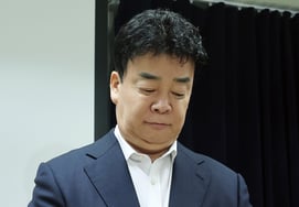 Baek Jong-won, who returned to 'Black and White 2', eventually... Jongwon BaekCyber Recorder YouTuber sues "Confirmed identity" [Star Issue]