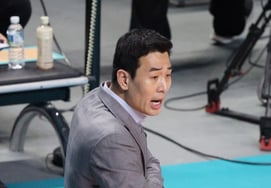 "Участники, будьте ответственны" Забыв позицию популярной команды, главный тренер Чанг Уан выливал "строгие замечания". [Поле Гимчхона]