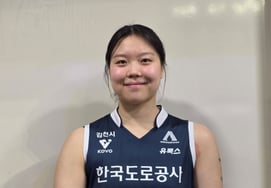 Lee Ji-yoon, the first winner of the Star Award, will win the Rookie of the Year award and the regular first place. "I'm overwhelmed by Gimcheon's home fan's support, so I want to give a gift directly to Cham Gyeol." [Interview]