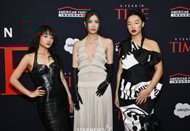 Huntricks trình diễn sân khấu chúc mừng tại Học viện AnhDù không biết tên ứng cử nhưng vẫn 'bất thường'