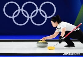 'オリンピック韓国の初選手' カーリングミックスダブルのキム・ソンヨンとチョン・ヨンソク、スウェーデンの兄妹に3-10で完敗