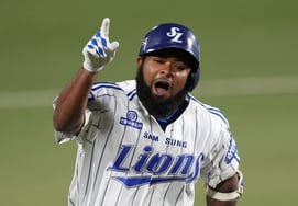 "Главный герой "Самсунг Династии" 39-летний Наварро уйдет в отставку через год-два, как и раньше, в родном Доминикане "по-прежнему огневая мощь"."