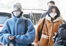 Sana và Mina (TWICE) 'Nhìn hợp với áo over fit quá' [★Ảnh]