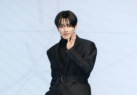 ATEEZ Hong Joong's "Lovely Hand Greetings" [★ Photo]