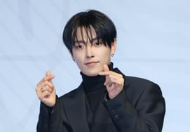 ATEEZ Hong Joong's "Finger heart that grabs women's hearts." [★ Photo]