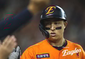'年俸80%削減'のソン・アソプ、ハンファに残留、しかし'事実上2軍？' なぜ1軍キャンプではなく日本に行くのか