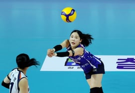 登上手术台的传奇"赛季出局"空白，舍身填补的"备份自由人"金彩媛