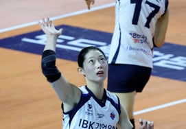 [相片儿] "热身"的企业银行崔政民