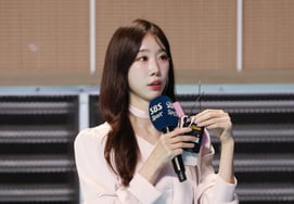 [相片儿] 金达莱主播"摄像机亮灯了"'