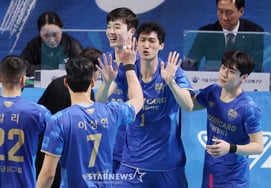 [フォト] パク・ジヌの闘志にリスペクト、ハイタッチ