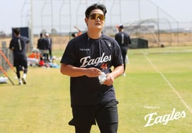 Kim Seo Hyun (Hanhwa) chia sẻ về tin tức fan hâm mộ bùng cháy của UNI.P.", "Đó không phải là fan."" Huyền thoại KBO 'Trên con thuyền lớn' tỏa sáng