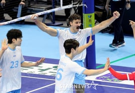 [一下子] 大韩航空队以3比1战胜韩国电力队，郑智硕和罗素联手拿下41分