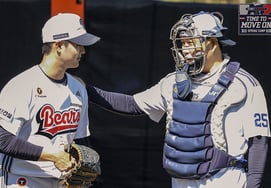 "你反正是新人。" 斗山训练营的气氛如此高涨，KBO传奇接球手甚至得到特级反馈