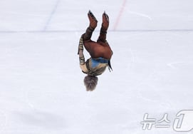 Điên mất thôi. Lộn nhào lộn ngược! Câu chuyện có thật sao? 'Bức tường cấm kỵ' đã bị phá vỡ sau 50 năm. 'Đến cả cảm xúc cảm động' [Thế vận hội Milan]