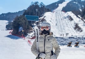 ホン・ジンギョンの娘ラエル、'整形論争'後に母親と連絡が途絶えた..実は「日本・長野スキー大会に出場」していたエリートの近況 [スター・イシュー]