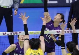 [Photo] Jung Yunjoo's "Punching on the head."