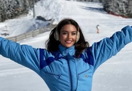 Олимпийские выступления модели нижнего белья! Похвала богине Чамсе, Кортине, "самой красивой ведущей в мире"... "Восхождение на престол королевы Слоуп" [Олимпиада в Милане.]