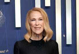 Mẹ của Kevin, Catherine O'Hara, qua đời.nguyên nhân tử vong là do bệnh phong bế mạc [★ Hollywood (bướm đêm)]