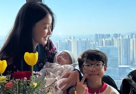 Lee Si-young, holding her second daughter in her arms.."I love you so much" with two kids