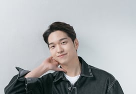 Yoo Jae Pil, MC rất thành thạo..Người trao giải là lần đầu tiên