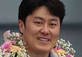 'オリンピックの英雄' キム・サンギョム、感激の銀メダルと帰国 "次の目標は当然金メダル" [ミラノオリンピック]