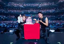 Stray KidsのI.N、JYPのパク・ジニョンが日本でコンサートに出発..デュエットステージまで