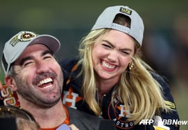 [官方] 43岁竟然年薪190亿韩元！ 美国版大投手，时隔9年重返娘家 "超美女妻子"再次成为话题