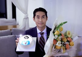 Bỏ hết mấy trò đùa đó đi.Chàng trai sắp xếp công việc, Spring Fever khiến trái tim rung động với 男 nhỏ tuổi hơn mình