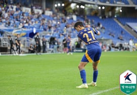 Lee Chung Yong - người từng đứng giữa tâm điểm tranh cãi nổi loạn - đã vượt qua nguy cơ nghỉ hưu và gia hạn nghĩa vụ quân sự tại Incheon