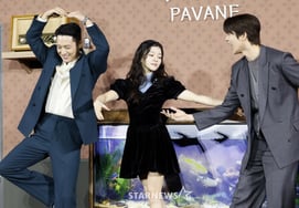 Cuộc hôn nhân bất thường, bộ phim điện ảnh đầu tiên của Moon Sang Min, gương mặt mới của Go Ah Sung.Pavane của tuổi trẻ." [sự tổng hợp]