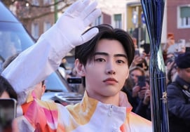 Нью-Йорк Таймс сообщает: "Интуитивный конкурс перед отелем Сон Хун, который так же сложен, как и золотая медаль" [K-EYES]