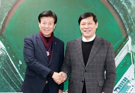 许龟渊总裁与锦山郡郡守朴范仁讨论棒球活性化方案，"举办国际乐乐棒球大赛及参与未来联赛广告等谋求相互间的发展"