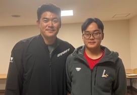 "年轻时要集中精力打棒球"最高龄拳王卢景恩的严厉忠告，成为SSG Futures后辈们的巨大资产