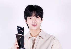 パク・ユンホ「初の授賞式『10周年 AAA 2025』で新人賞、'頑張らなければ'「覚悟を固めろ」 [インタビュー①]